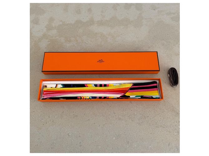 Twilly Hermès Brides de Gala Shadow de seda com franjas Preto Rosa Branco Azul Verde Laranja Amarelo - vista 3