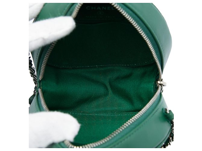 Chanel Bolsa tiracolo redonda em pele de cordeiro acolchoada verde - vista 4