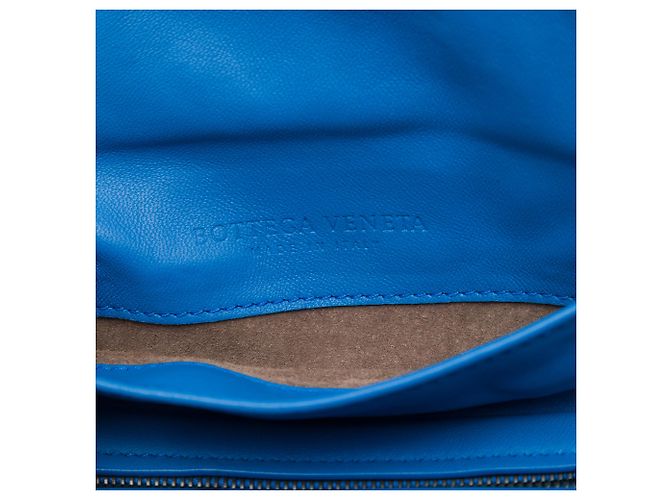 Bottega Veneta Mini Borsa a Tracolla con Patta e Catena Espandibile in Nappa Intrecciato Blu - vista 5