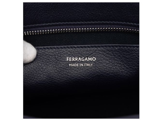 Salvatore Ferragamo Pouch morbida in pelle blu Ferragamo Blu navy - vista 5
