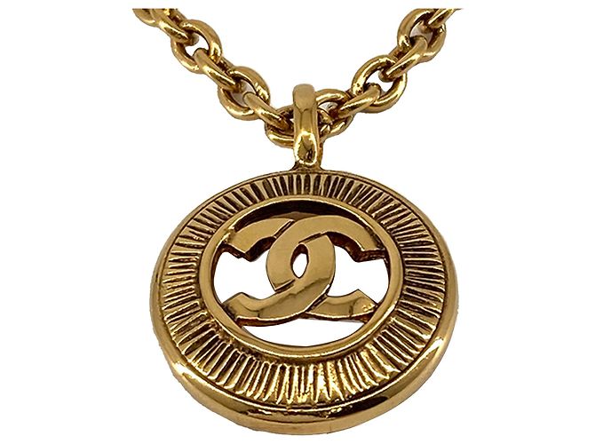 Chanel Gold CC vergoldete Medaillon-Halskette mit Sunburst-Anhänger Golden - Ansicht 2