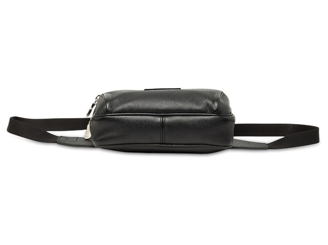Bumbag Borsello Outdoor Louis Vuitton in pelle Taiga nera Nero - vista 3