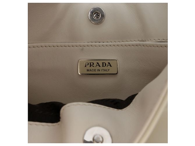 Bolsa de Ombro Prada Cleo em Couro Spazzolato Branco - vista 5