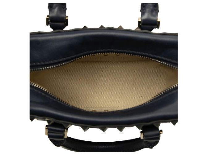mala Valentino Rockstud em couro preto com pega superior - vista 4