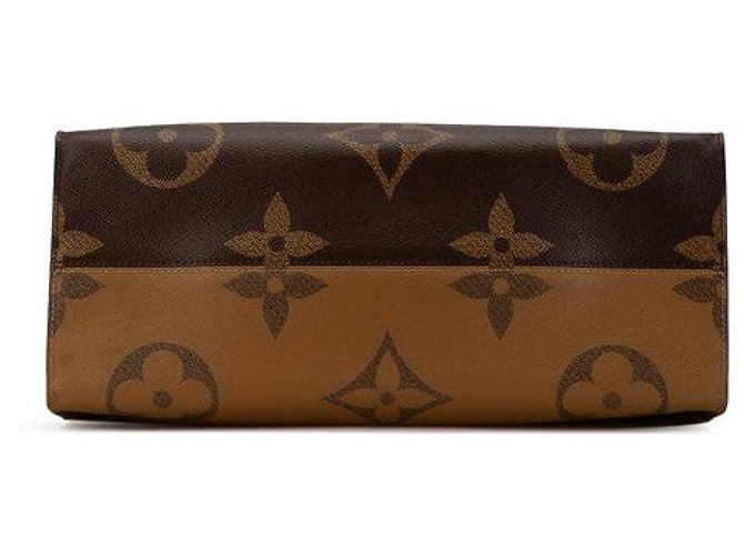 Louis Vuitton Monogram Giant Reverse On The Go GM Castaño - vista 3