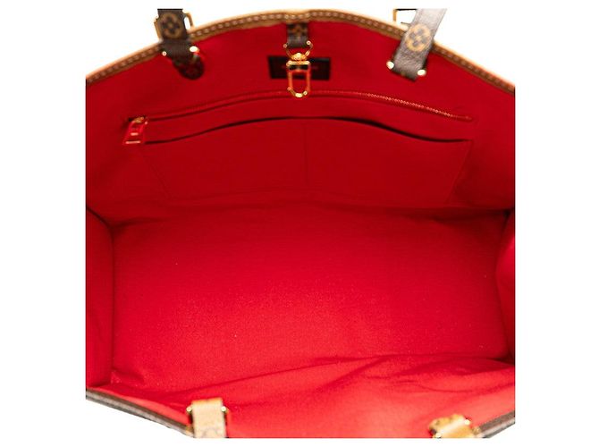 Louis Vuitton Monogram Giant Reverse On The Go GM Castaño - vista 4