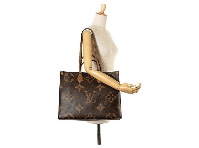 Louis Vuitton Monogram Giant Reverse On The Go GM Castaño - vista 7