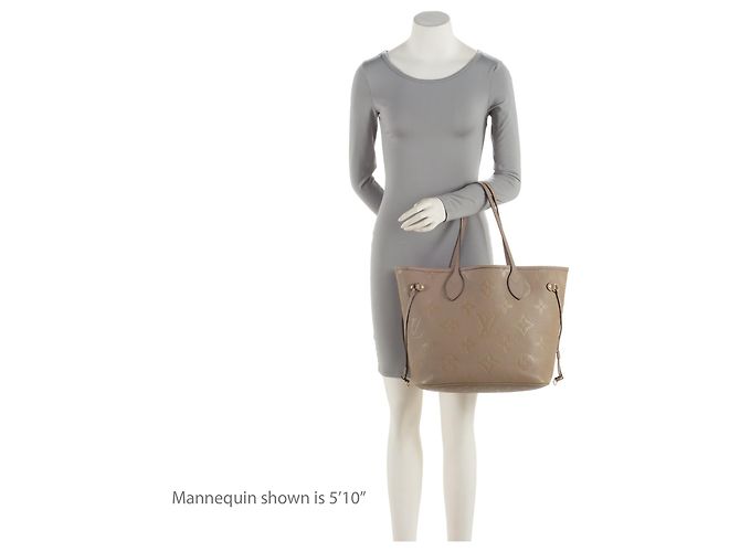 Saco Tote Louis Vuitton Giant Monogram Empreinte Neverfull MM Marrom Bege - vista 5