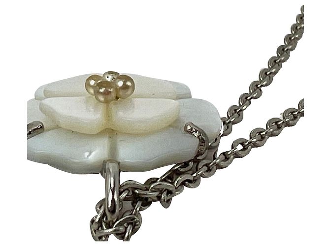 Chanel Camellia Anhänger Halskette aus Perlmutt Weiß - Ansicht 10