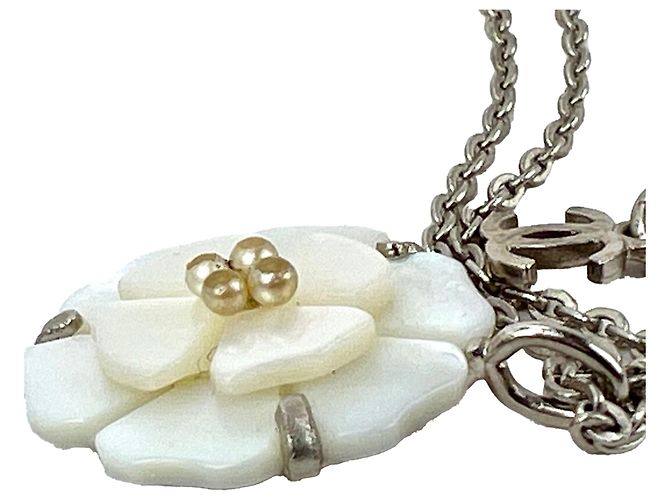 Chanel Camellia Anhänger Halskette aus Perlmutt Weiß - Ansicht 5