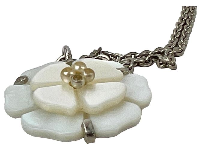 Chanel Camellia Anhänger Halskette aus Perlmutt Weiß - Ansicht 9