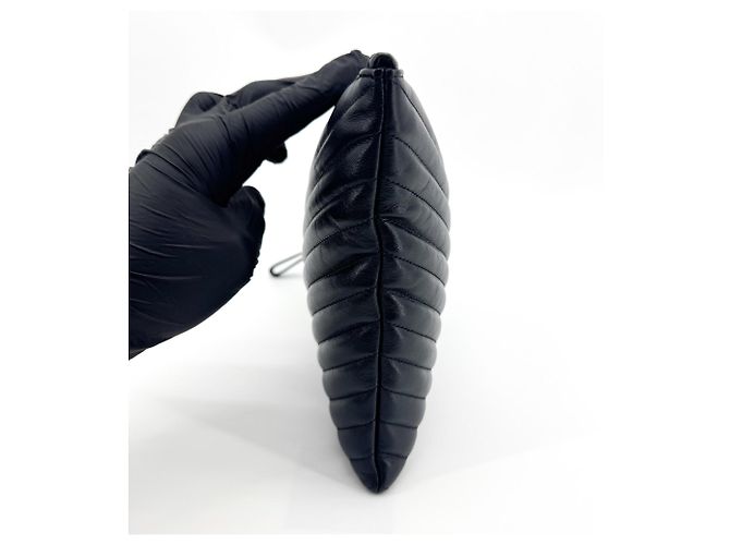 Autre Marque Saint Laurent Classic Monogram Wristlet Matelasse Chevron Leather Small Noir - vue 4