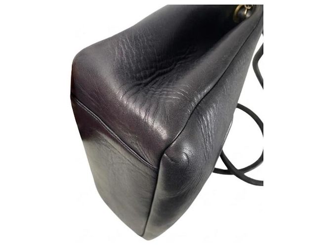 Chanel Vintage Schultertasche aus schwarzem Leder mit CC-Logo - Ansicht 15