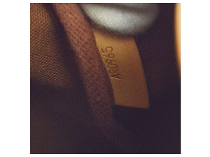 Louis Vuitton Saumur Monogram Canvas 30 Castaño - vista 5