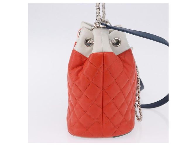 Chanel Cuba Drawstring Bucket Quilted Lambskin Small Roja - vista 4