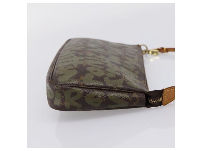 LOUIS VUITTON Monogram Graffiti Pochette Pouch Khaki M92191 LV Auth 206399A Caqui Monograma - vista 4