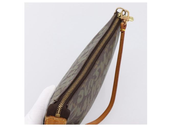 LOUIS VUITTON Monogram Graffiti Pochette Pouch Khaki M92191 LV Auth 206399A Caqui Monograma - vista 6