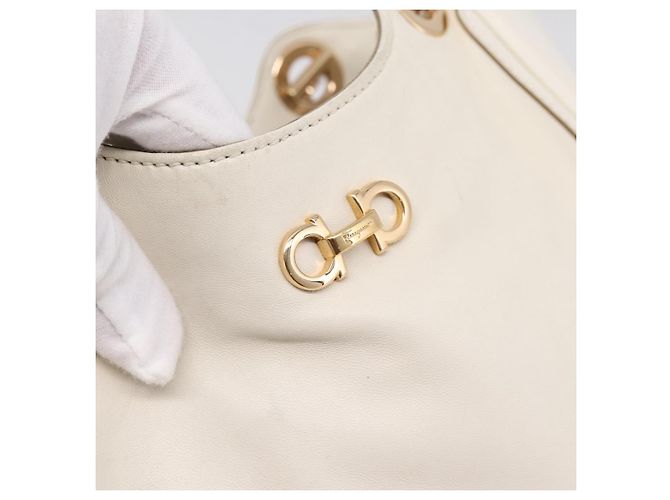 Borsa Tote Salvatore Ferragamo Gancini Chain Leather White Gold Auth 206356A Bianco D'oro - vista 17