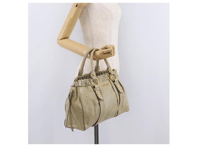 Bolsa de mão Miu Miu em couro bege e dourado Auth 206341A - vista 25