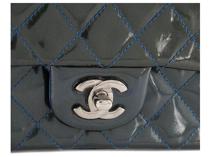 CHANEL - Classic/Timeless Mini Rectangle Chanel Schultertasche aus khaki-farbenem Lackleder - Ansicht 5