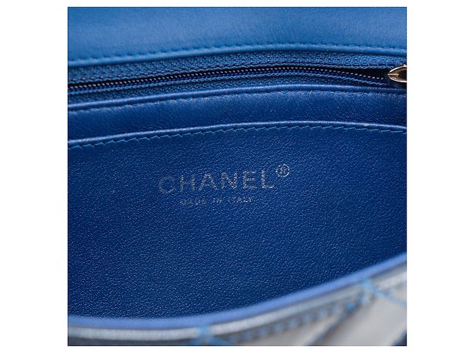 CHANEL - Classic/Timeless Mini Rectangle Chanel Schultertasche aus khaki-farbenem Lackleder - Ansicht 7