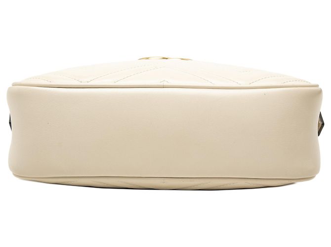 Borsa a tracolla Gucci Small GG Marmont in pelle matelassé bianca Bianco - vista 3