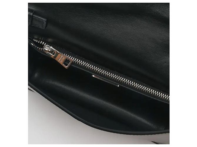 Prada O material de couro escovado com um brilho subtil e textura suave harmoniza-se com uma alça de corrente sofisticada para um ambiente moderno e elegante. A sua silhueta sofisticada de mala de ombro completa perfeitamente Preto - vista 4