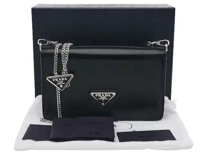Prada O material de couro escovado com um brilho subtil e textura suave harmoniza-se com uma alça de corrente sofisticada para um ambiente moderno e elegante. A sua silhueta sofisticada de mala de ombro completa perfeitamente Preto - vista 6