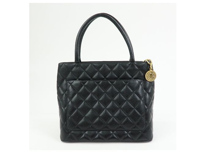 Chanel Medallion Quilted Caviar Preto - vista 2