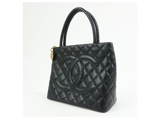 Chanel Medallion Quilted Caviar Preto - vista 3