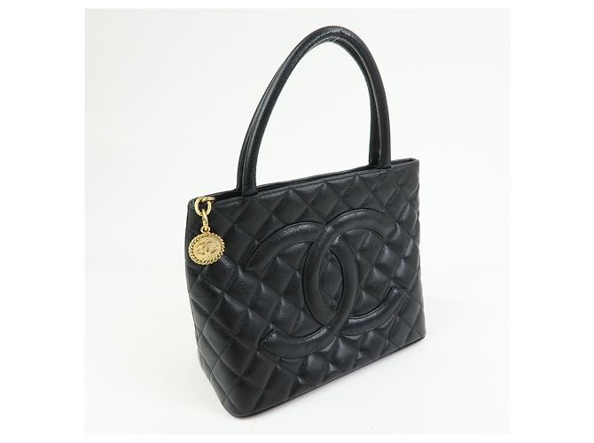 Chanel Medallion Quilted Caviar Preto - vista 4