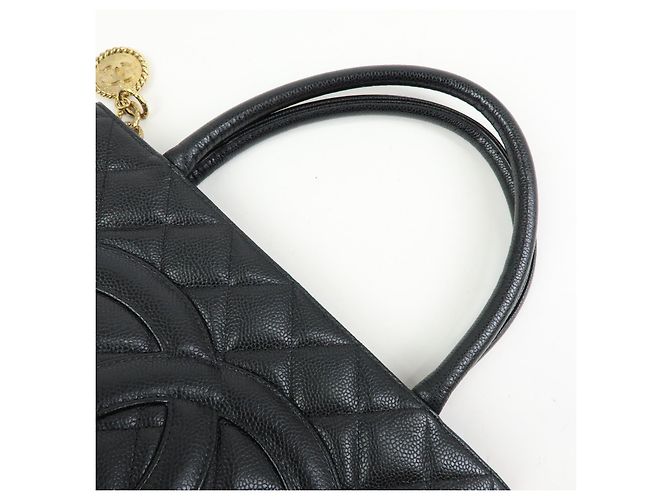 Chanel Medallion Quilted Caviar Preto - vista 6