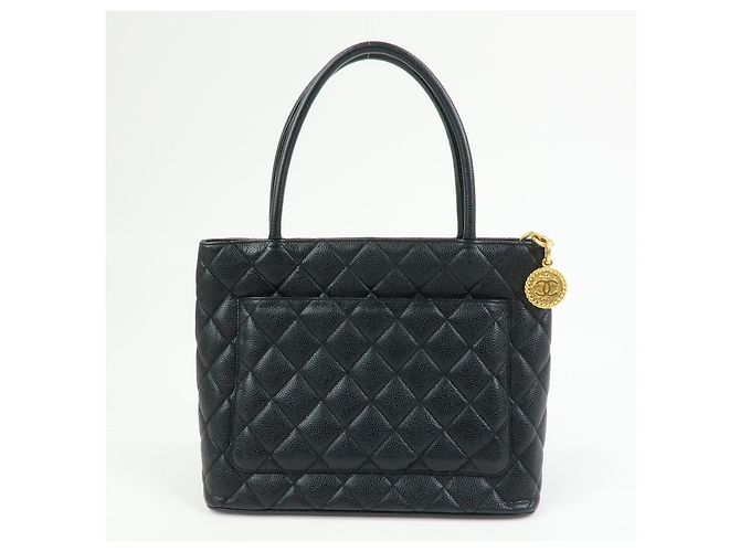 Chanel Medallion Quilted Caviar Preto - vista 2