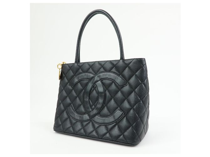 Chanel Medallion Quilted Caviar Preto - vista 3