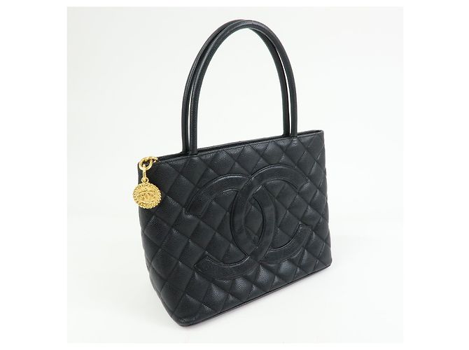 Chanel Medallion Quilted Caviar Preto - vista 4