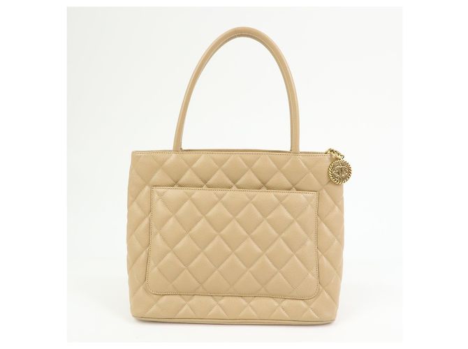 Chanel Medallion Quilted Lambskin Bege - vista 2