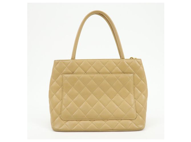 Chanel Medallion Quilted Lambskin Bege - vista 2