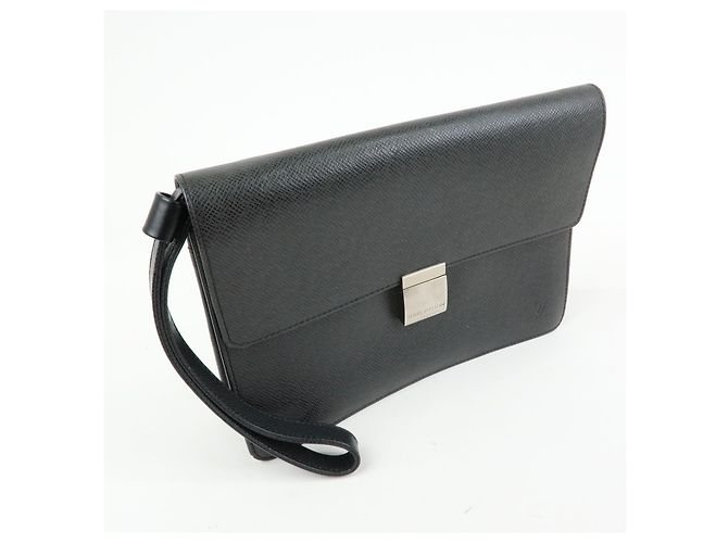Louis Vuitton Selenga Pochette Cuir Taiga Noir - vue 4