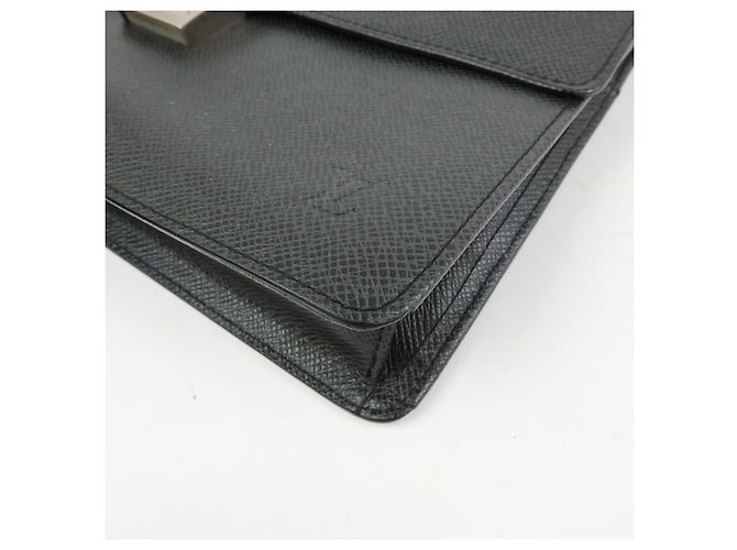 Louis Vuitton Selenga Pochette Cuir Taiga Noir - vue 7