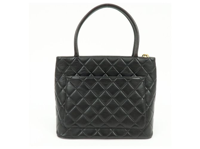 Chanel Medallion Quilted Caviar Negro - vista 2