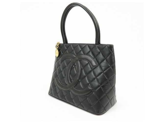 Chanel Medallion Quilted Caviar Negro - vista 3