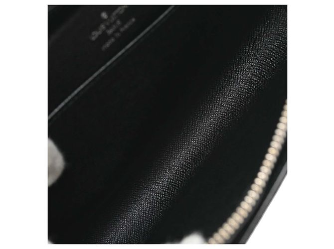 Louis Vuitton Pochette Baikal Clutch Taiga Leather Noir - vue 3