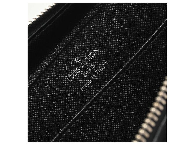 Louis Vuitton Pochette Baikal Clutch Taiga Leather Noir - vue 4