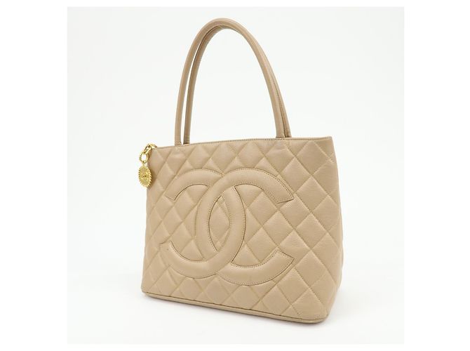 Chanel Medallion Quilted Lambskin Bege - vista 3