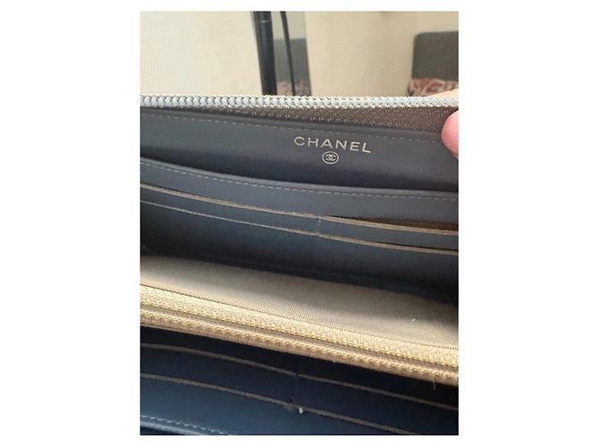 Chanel gestepptes Leder-Portemonnaie mit Reißverschluss in Grau - Ansicht 3