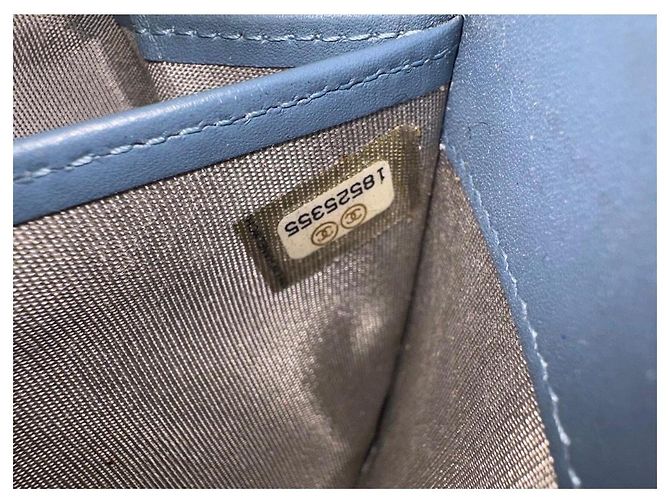 Chanel gestepptes Leder-Portemonnaie mit Reißverschluss in Grau - Ansicht 5