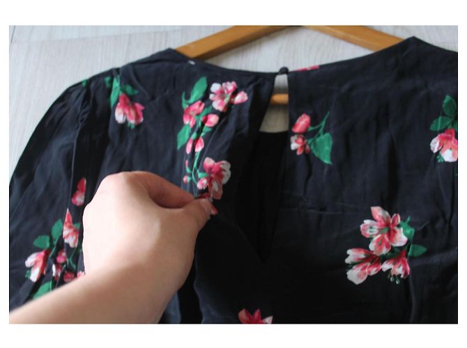 Justine Sézane langes Seidenkleid - Schwarz mit Blumenprints Pink Mehrfarben Grün - Ansicht 8