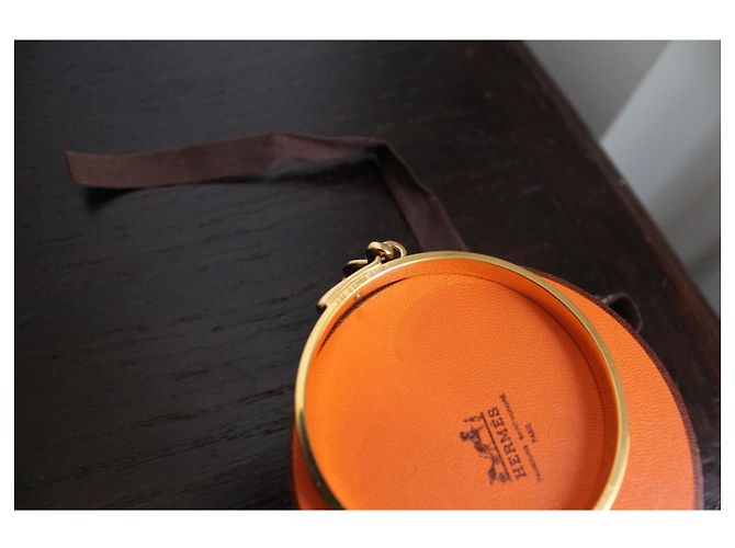 Hermès bracciale modello Charm Mall in metallo dorato con profilo in lucertola camel D'oro - vista 11
