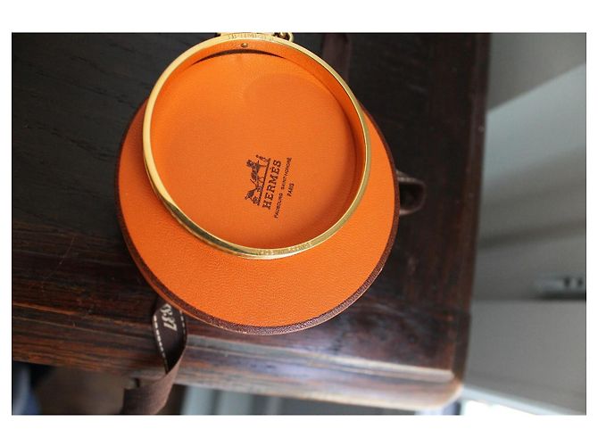 Hermès bracciale modello Charm Mall in metallo dorato con profilo in lucertola camel D'oro - vista 12