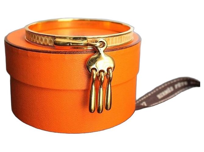 Hermès bracciale modello Charm Mall in metallo dorato con profilo in lucertola camel D'oro - vista 2